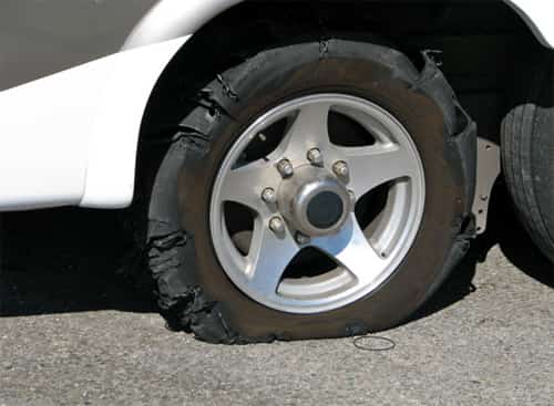 Nổ lốp khi xe đang chạy thường khiến mọi tài xế trở nên mất bình tĩnh.
