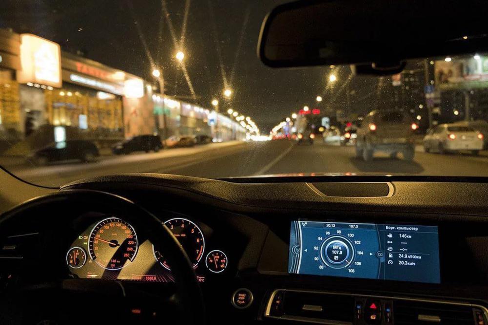 Lái xe ban đêm bật đèn chiếu sáng