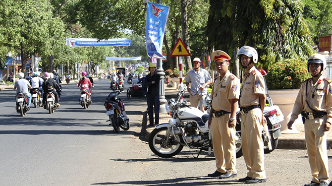 Cảnh sát giao thông lập chốt xử lí người vi phạm tham gia giao thông