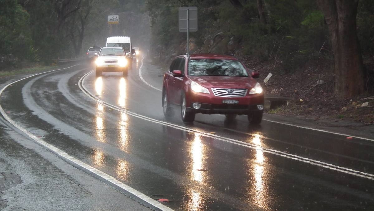 Nhớ bật đèn pha để giúp những người lái xe khác có thể nhìn thấy bạn dưới mưa.