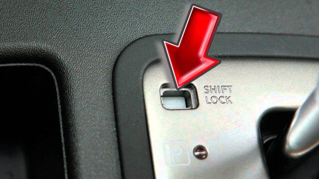 Nút Shift Lock trên xe số tự động.