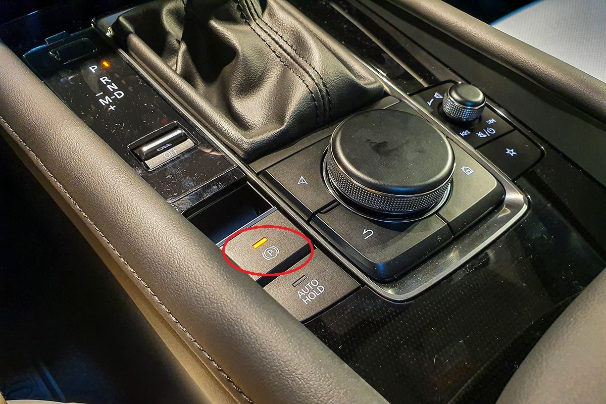 Phanh tay điện tử trên xe Mazda 3 sedan 1