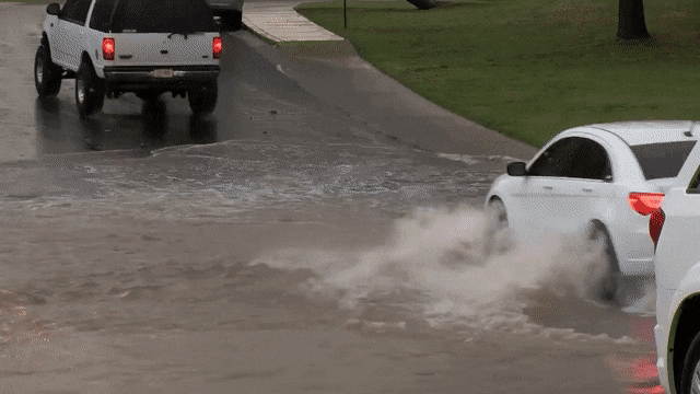 Nên lái chậm khi chạy xe qua nơi ngập nước.