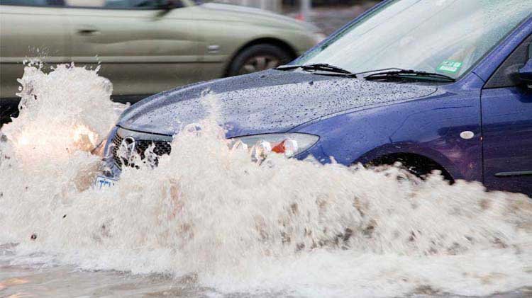 Những lưu ý khi chạy xe qua nơi ngập nước.
